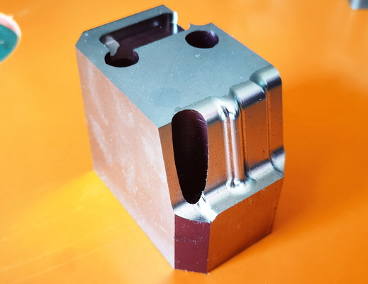 Le parti della muffa di precisione dell'hardware modellano il centro muoiono cavità della lavorazione con utensili