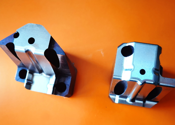 Le parti della muffa di precisione dell'hardware modellano il centro muoiono cavità della lavorazione con utensili