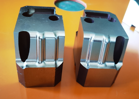 Le parti della muffa di precisione dell'hardware modellano il centro muoiono cavità della lavorazione con utensili